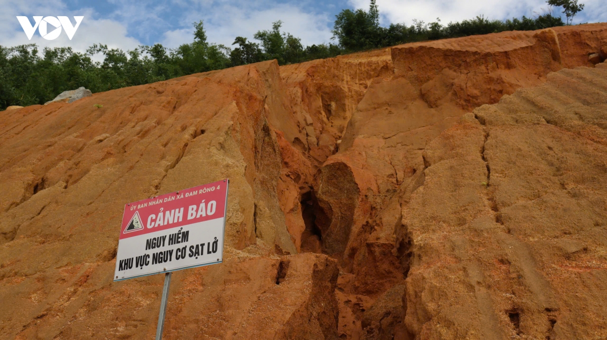 lam-dong-tinh-lo-722-moi-thong-xe-da-lo-sat-lo-4.jpg