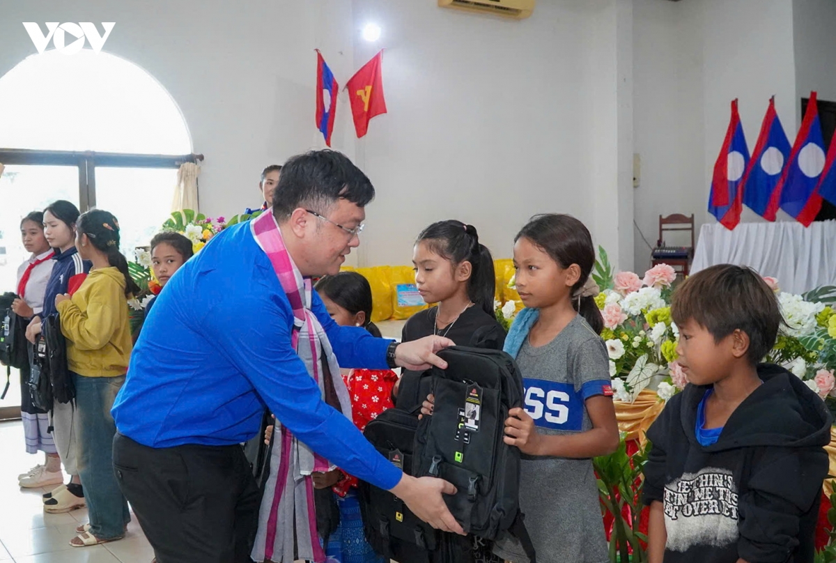 le_cong_hung_trao_qua_20260812134006.jpg