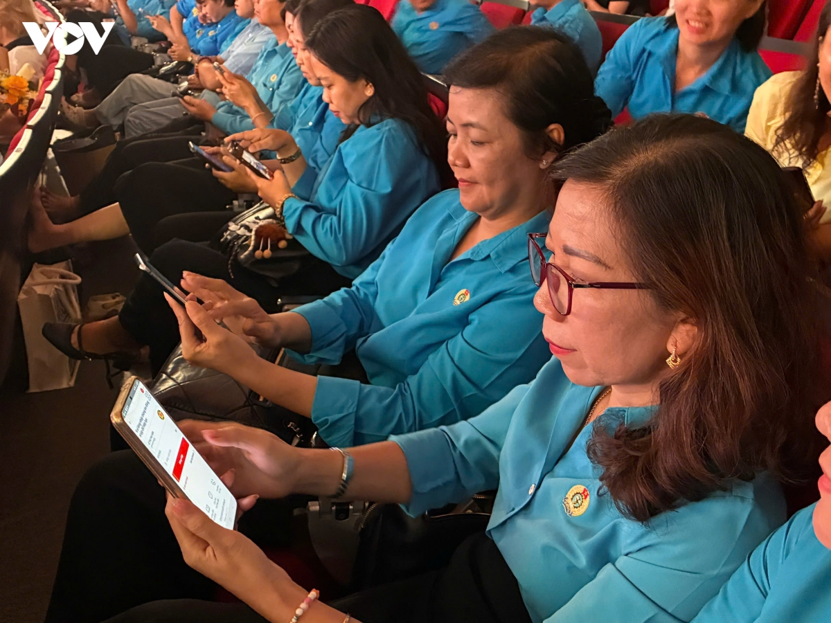 lien-doan-lao-dong-tp.hcm-dang-trien-khai-huong-dan-cho-doan-vien-thuc-hien-cai-dat-va-theo-doi.jpg