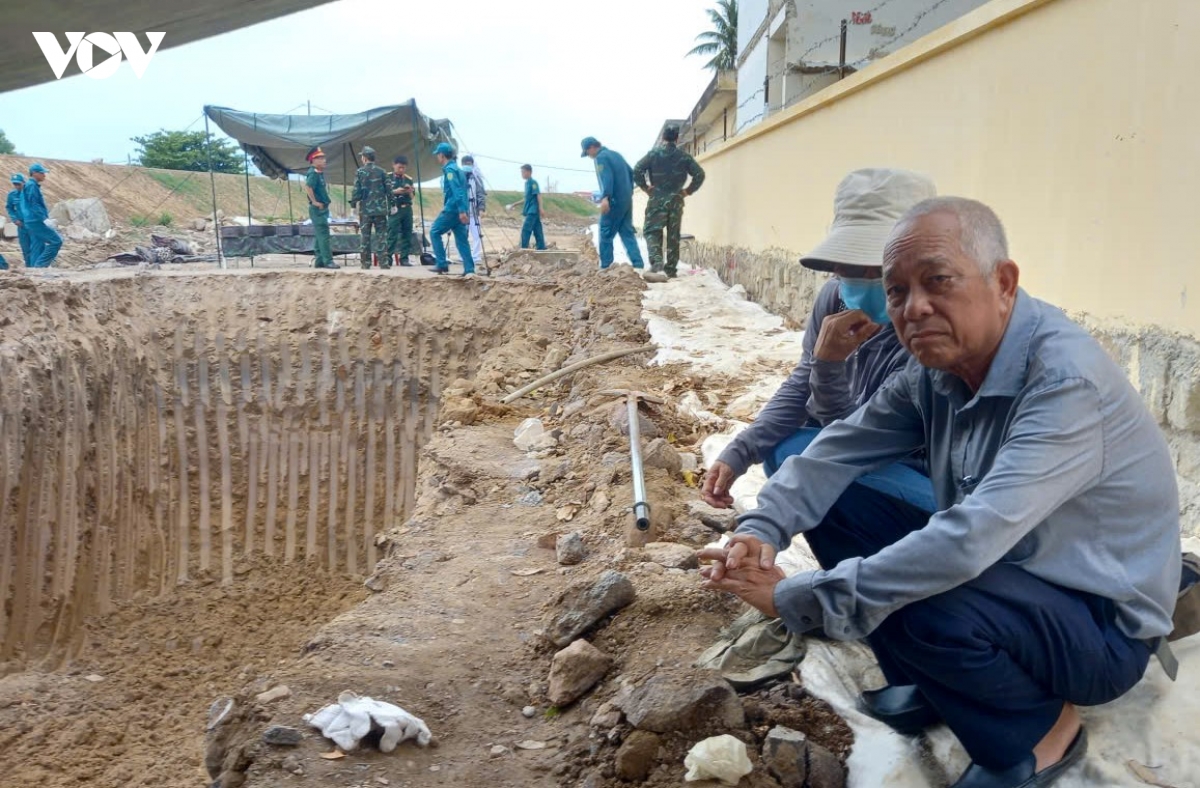 Ông Huỳnh Bửu Đông xúc động theo dõi từng lớp đất được bóc lên và chỉ dẫn những vị trí mình còn nhớ.