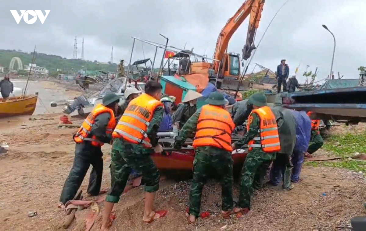 luc-luong-chuc-nang-tai-dac-khu-bach-long-vi-ho-tro-dua-cac-phuong-tien-nho-len-bo-tranh-bao-so-4.jpg