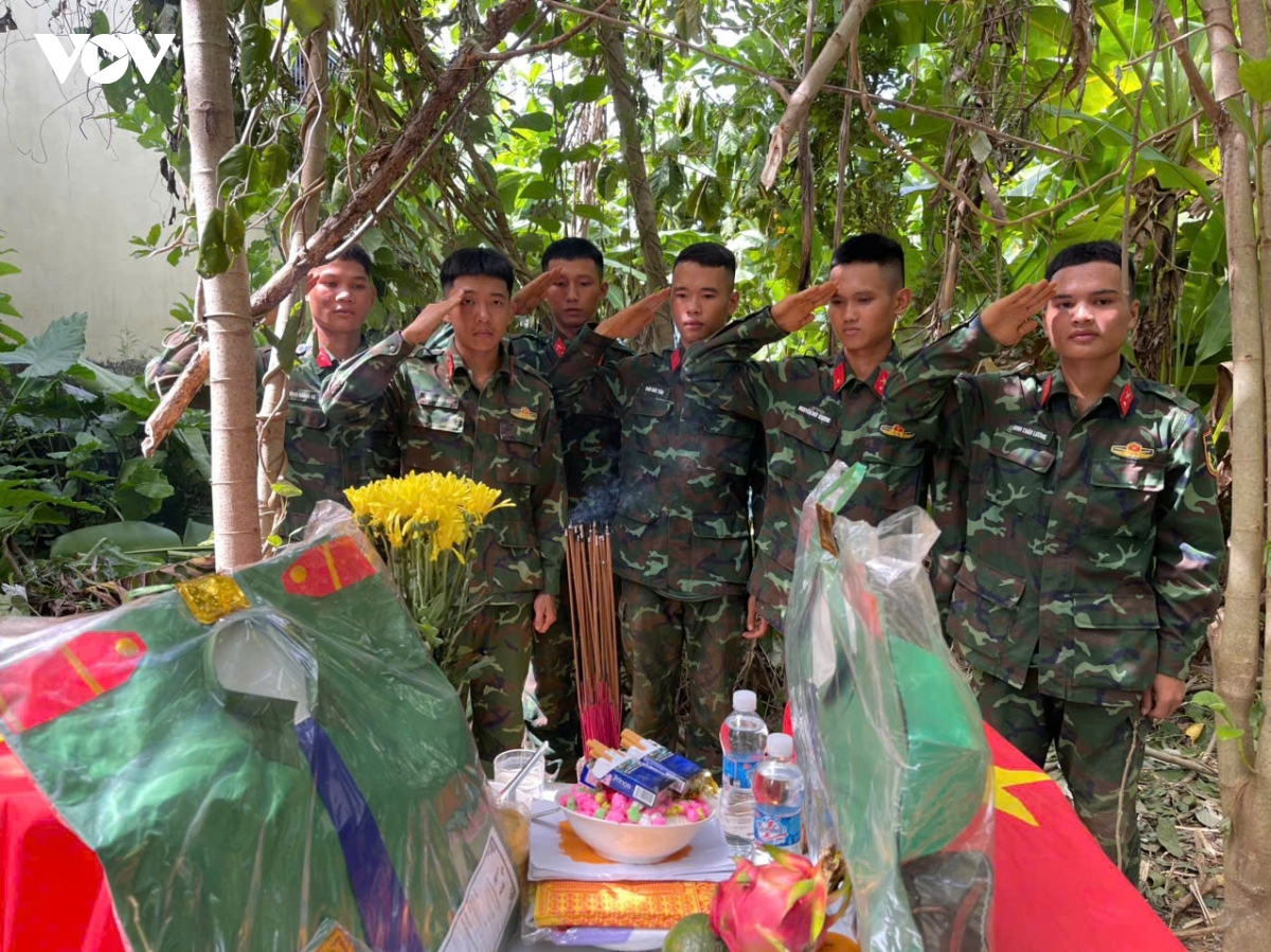 luc-luong-lam-nhiem-vu-thap-nen-huong-tuong-niem-cac-liet-si.jpg