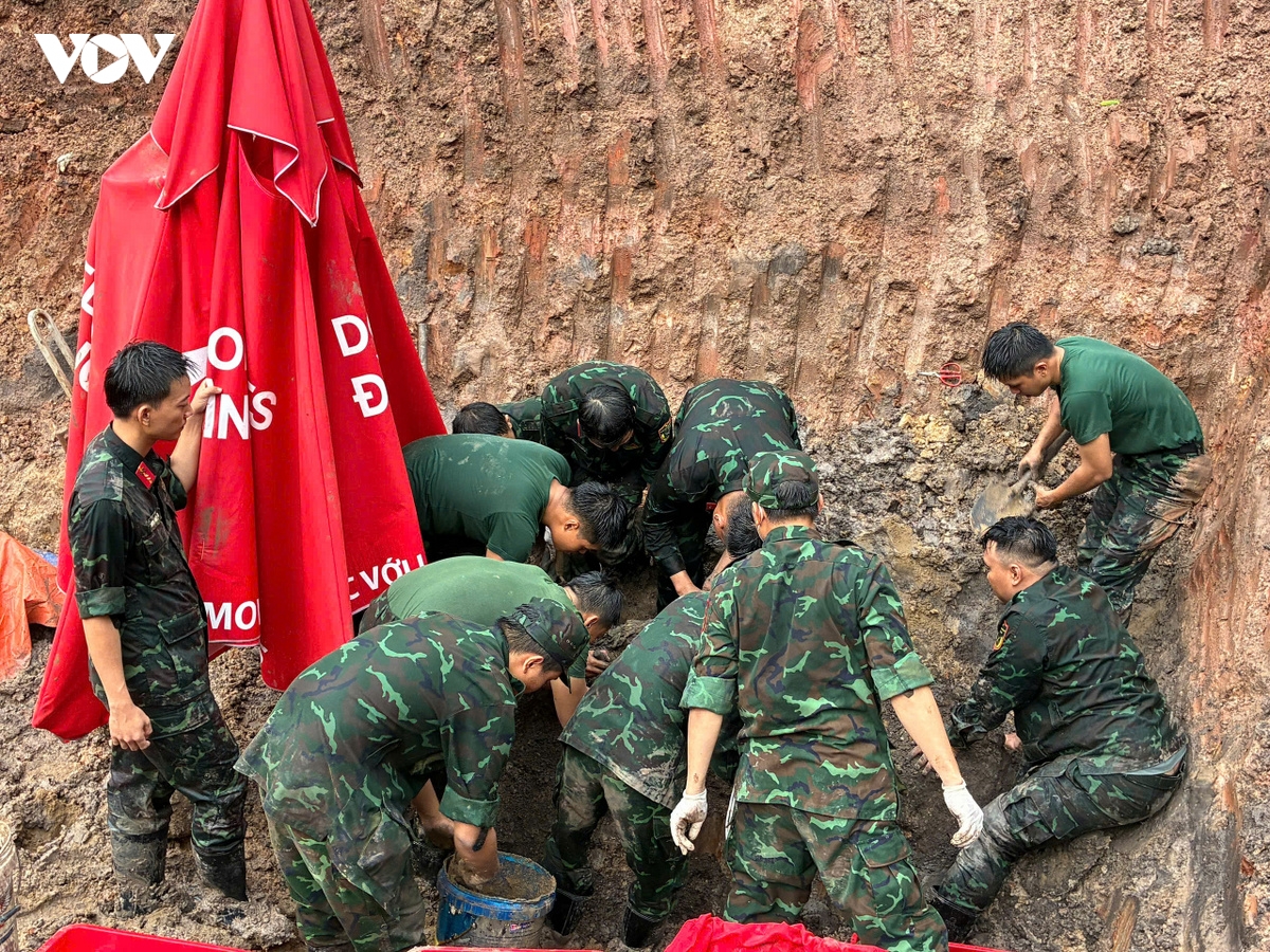 ngay-sau-troi-mua-cac-chien-si-cua-bo-tu-lenh-tp.hcm-tiep-tuc-dao-dat-khai-quat-mo-001.jpg
