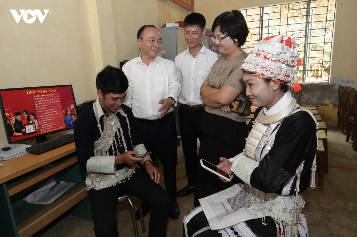 nguoi-dao-thon-son-ha-ung-dung-phan-mem-thon-so-bat-xat-trong-tiep-nhan-thong-tin-phong-chong-thien-tai.jpg