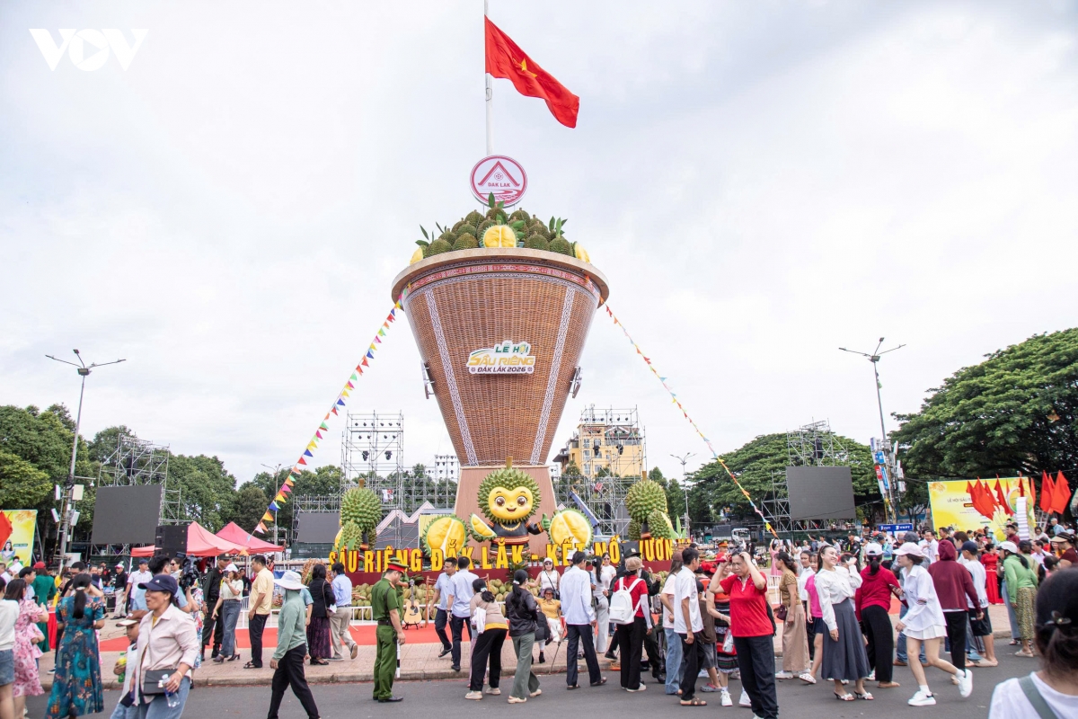 nhieu-nguoi-dan-den-tham-quan-chup-anh-luu-niem.jpeg