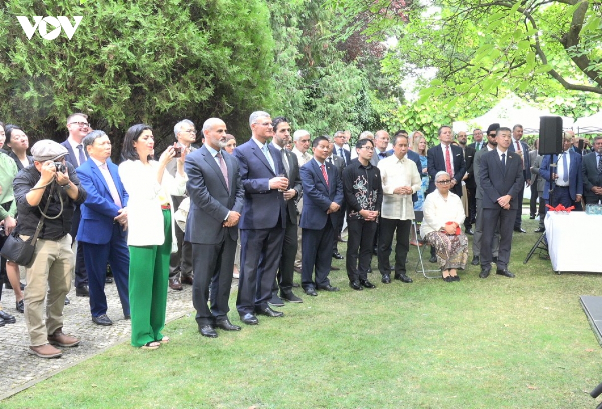 ok-su-kien-co-su-tham-du-cua-cac-dai-su-can-bo-nhan-vien-cua-dai-su-quan-cac-nuoc-asean-tai-sec.jpg