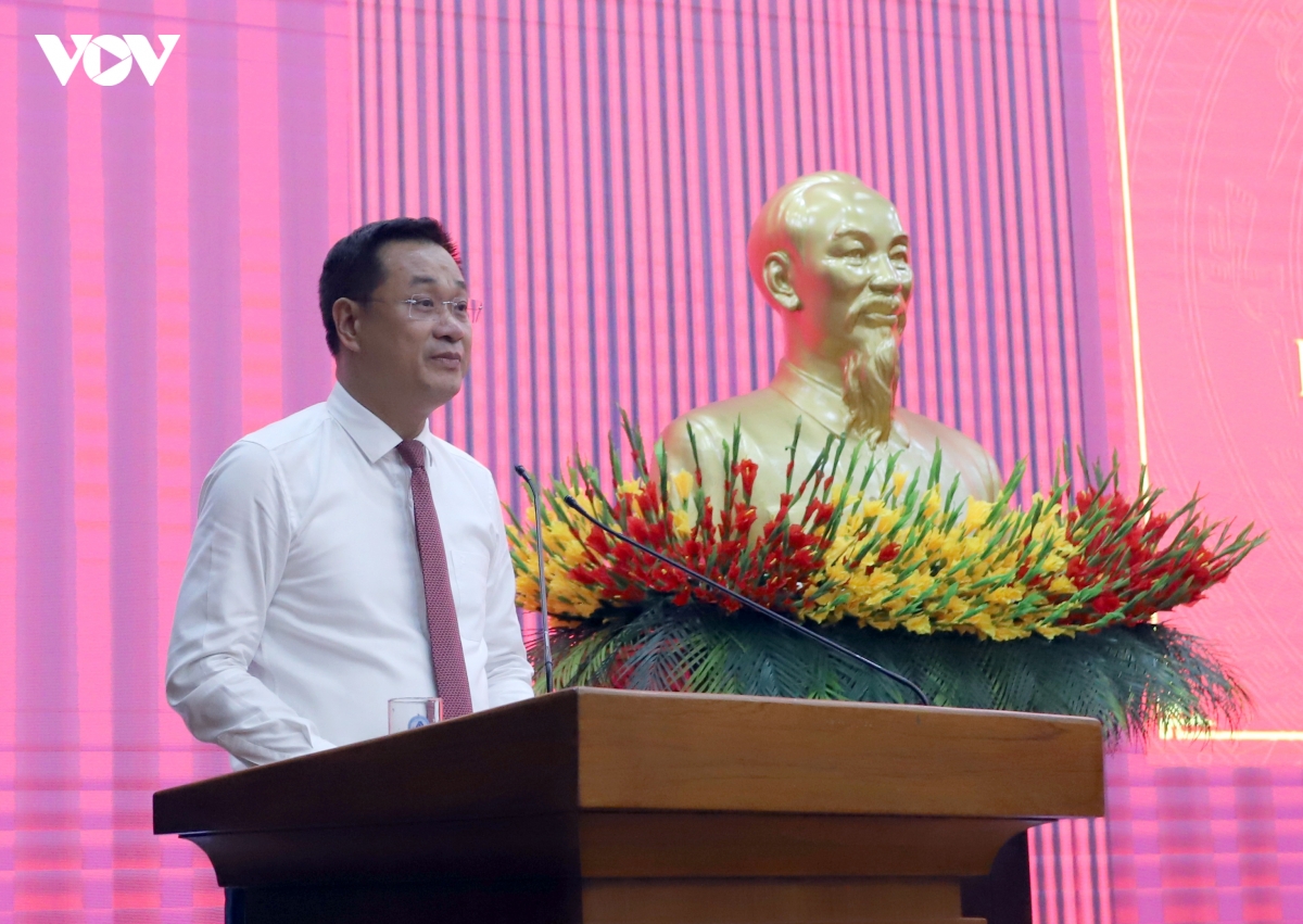ong-le-ngoc-quang-bi-thu-thanh-uy-da-nang-phat-bieu-tai-le-trao-huy-hieu-dang.jpg