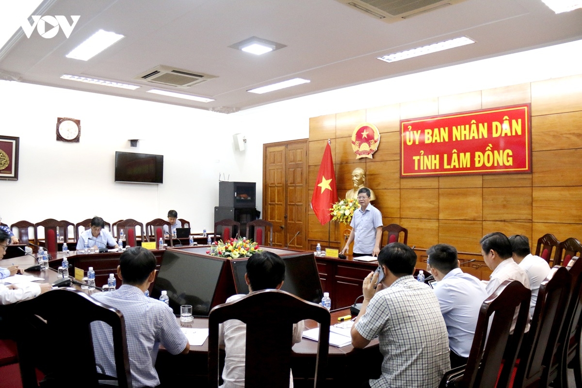 ong-nguyen-hong-hai-pho-chu-tich-ubnd-tinh-lam-dong-chi-tri-cuoc-hop.jpg