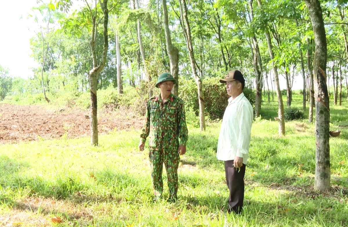 ong-tran-van-su-cung-cap-thong-tin-den-luc-luong-chuc-nang-ve-mot-so-khu-vuc-nghi-co-mo-liet-si.jpg