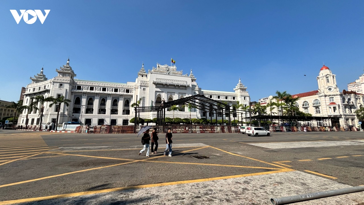 people_in_front_of_yangon_city_hall_20260818154011.jpg