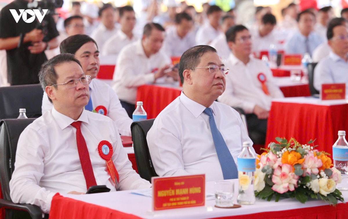 pho-thu-tuong-thuong-truc-chinh-phu-pham-gia-tuc-du-le-khoi-cong-2-du-an.jpg