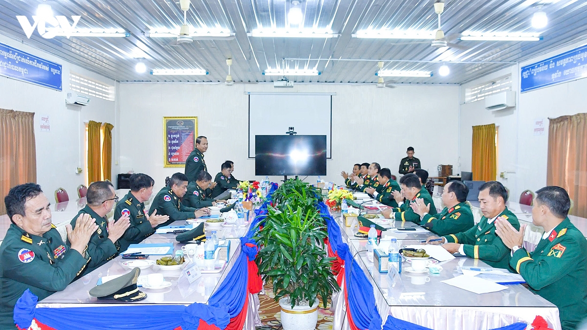 quang-canh-buoi-lam-viec-va-ky-ket-voi-qk-dac-biet.jpg