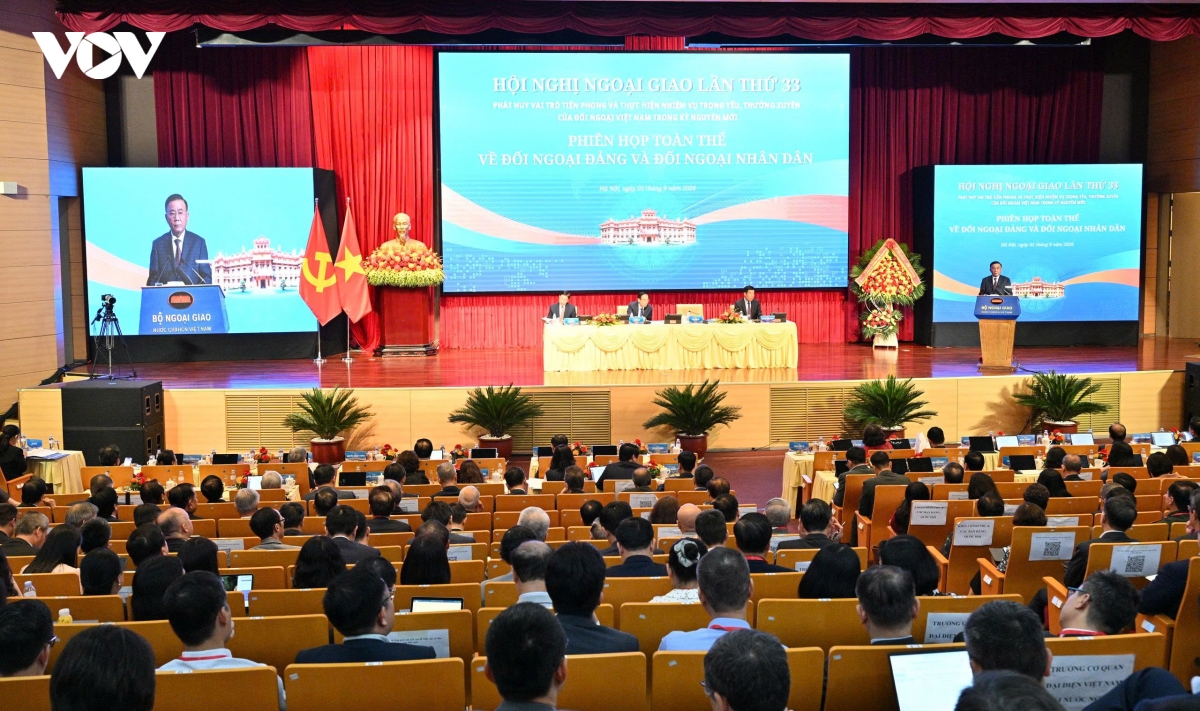 quang-canh-phien-hop-toan-the.jpg