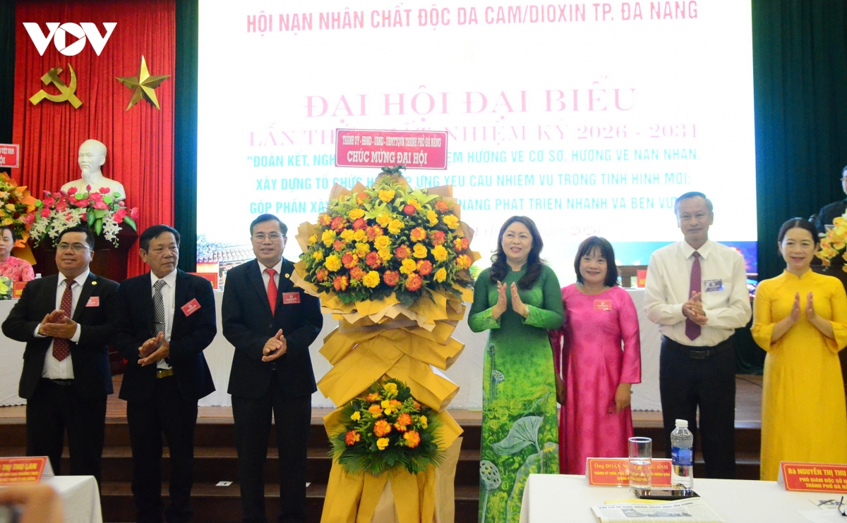 tang_hoa_chuc_mung_dai_hoi_20260811102731.jpg
