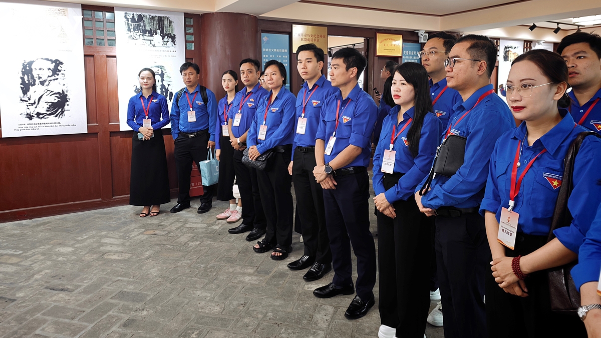 thanh-nien-viet-nam-tai-noi-o-cu-cua-chu-tich-ho-chi-minh-tai-lieu-chau.jpg