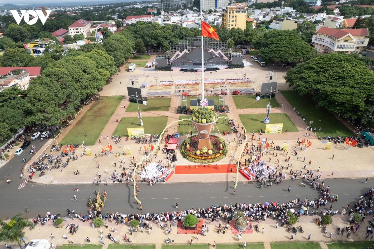 thap-sau-dat-ngay-trung-tam-quang-truong-103.jpeg