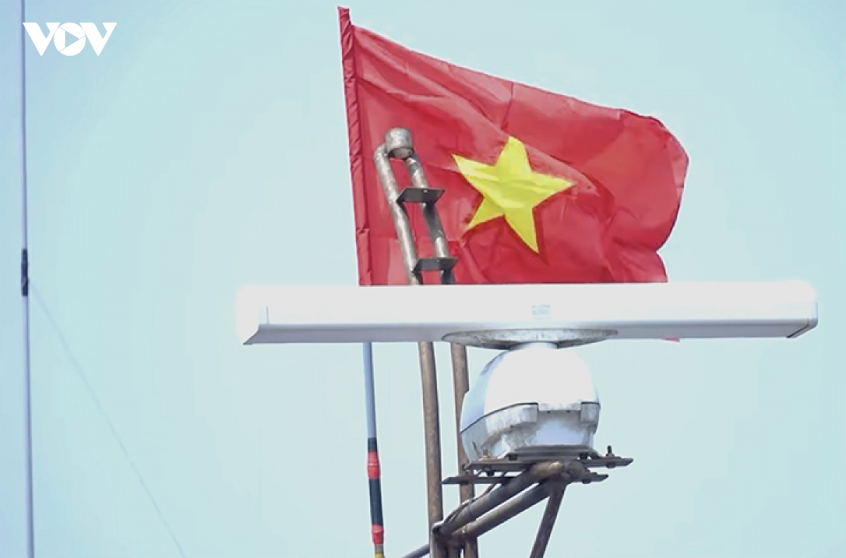 thiet-bi-bat-tin-hieu-ra-da-tren-tau-ca.jpg