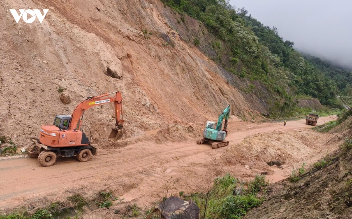 Thông xe tuyến tránh đèo Văn Rơi sau hơn 1 ngày khắc phục sạt lở, đoạn qua xã Kon Đào, tỉnh Quảng Ngãi.