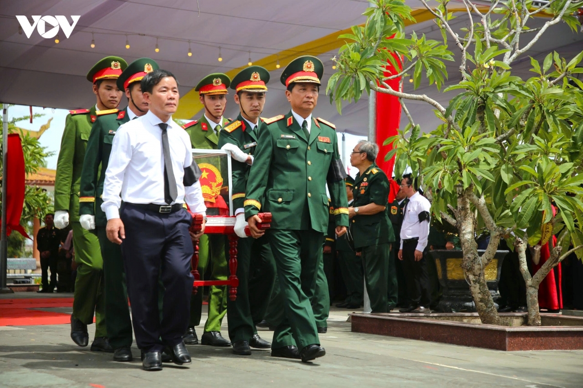 tien-dua-cac-anh-hung-liet-si-ve-noi-an-nghi-cuoi-cung.jpg