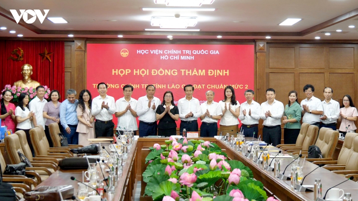 toan-bo-thanh-vien-hoi-dong-tham-dinh-nhat-tri-truong-chinh-tri-tinh-lao-cai-dat-chuan-muc-2.jpg