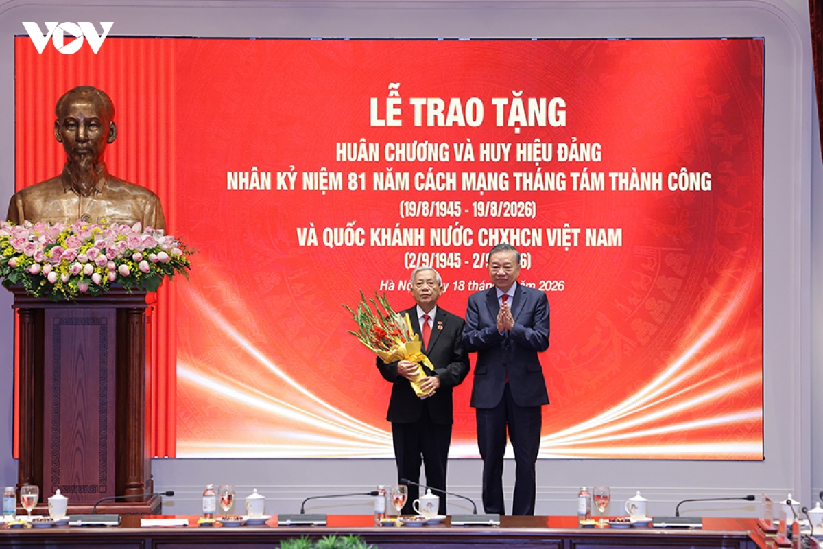 Tổng Bí thư, Chủ tịch nước Tô Lâm trao tặng Huy hiệu 45 năm tuổi Đảng cho đồng chí Lê Văn Hùng