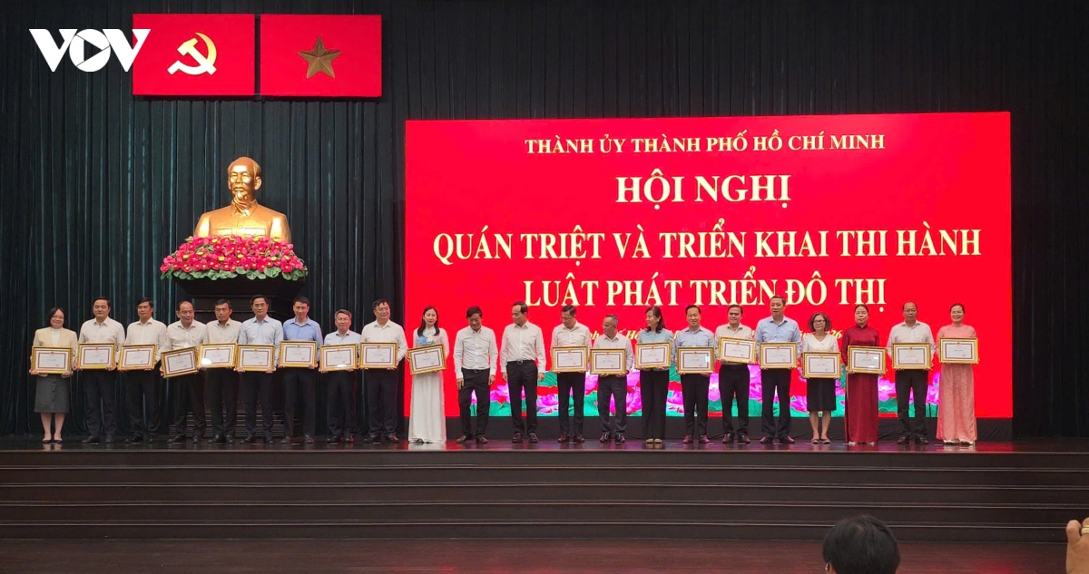 tp.hcm-khen-thuong-cac-tap-the.jpg