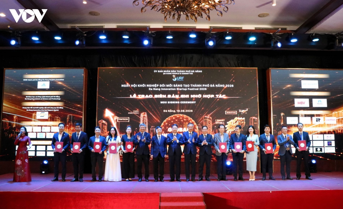 trao-cac-bien-ban-ghi-nho-hop-tac.jpg