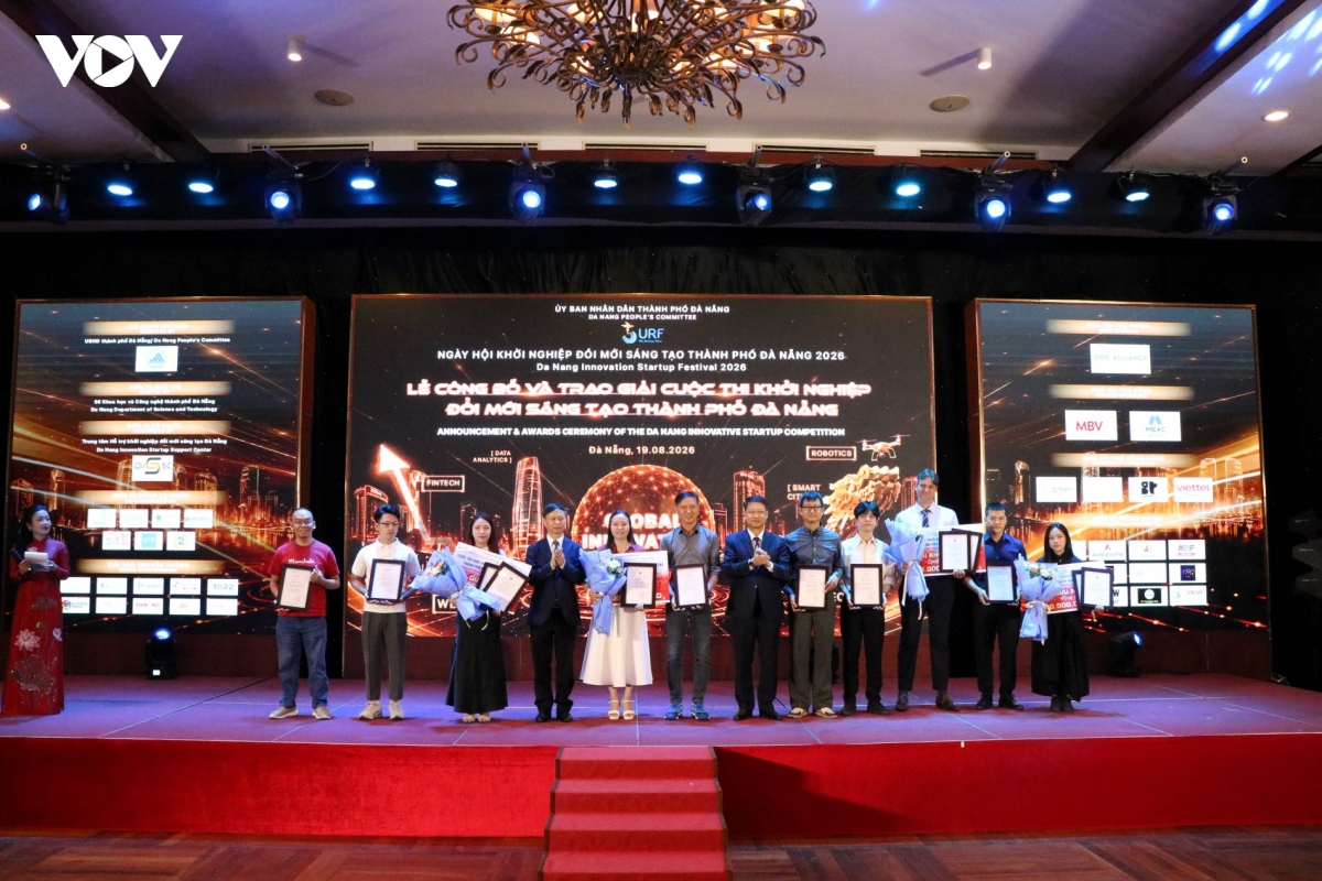 trao-giai-cuoc-thi-khoi-nghiep-doi-moi-sang-tao-thanh-pho-da-nang-surf-2026-cho-cac-doi-xuat-sac-bang-doanh-nghiep.jpg
