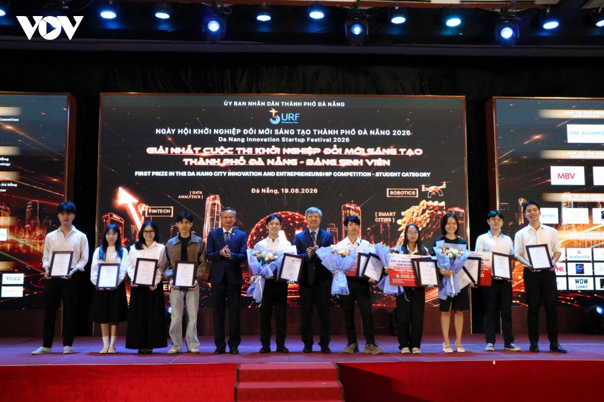 trao-giai-cuoc-thi-khoi-nghiep-doi-moi-sang-tao-thanh-pho-da-nang-surf-2026-cho-cac-doi-xuat-sac-bang-sinh-vien.jpg
