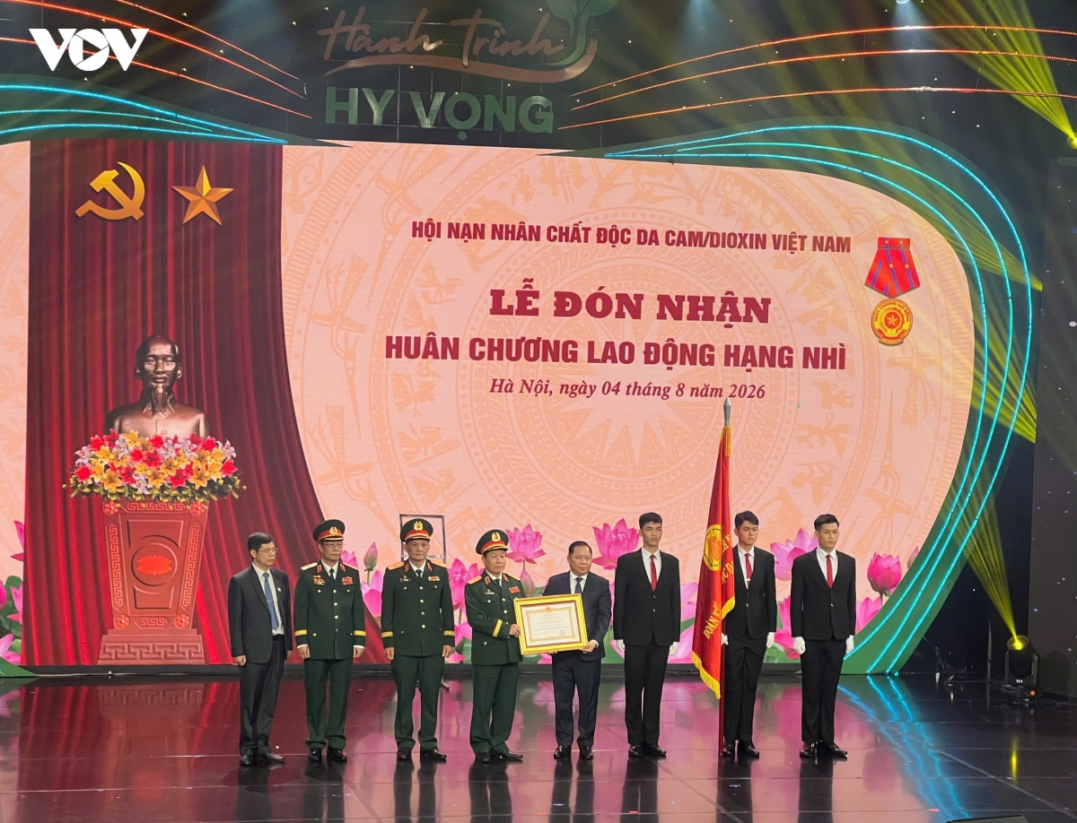Thừa ủy quyền của Chủ tịch nước, Phó Bí thư Thường trực Đảng ủy MTTQ, các đoàn thể Trung ương, Phó Chủ tịch UBTƯ MTTQ Việt Nam Nguyễn Phi Long trao tặng Huân chương Lao động hạng Nhì cho Hội Nạn nhân chất độc da cam/dioxin Việt Nam