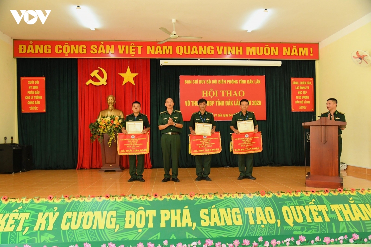 trao-thuong-cac-don-vi-.jpeg