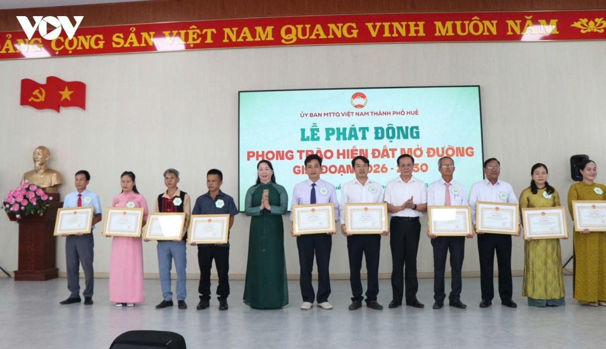 trao_bang_khen_cua_chu_tich_ubnd_thanh_pho_cho_cac_dien_hinh_trong_phong_trao_hien_dat_mo_duong_20260818121242.jpg