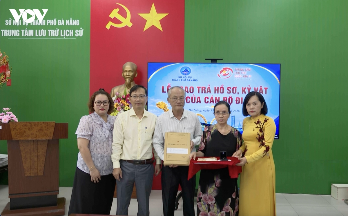 trao_tra_ho_so_ky_vat_cho_nhan_than_gia_dinh_liet_si_20260817175850.jpg