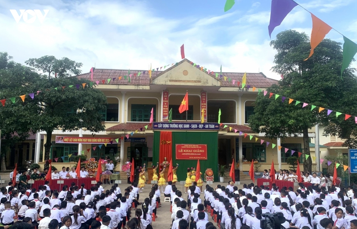 viec-sap-xep-he-thong-truong-lop-duoc-thuc-hien-khan-truong-khong-de-keo-dai-den-can-ngay-khai-giang.jpg