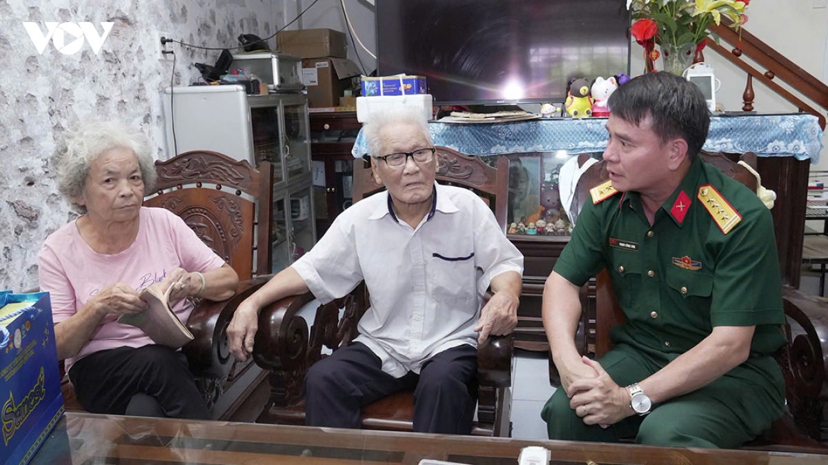 vo-chong-y-si-dao-ngoc-thanh-va-duoc-si-mai-thi-kim-ngan-tai-nha-rieng.jpg