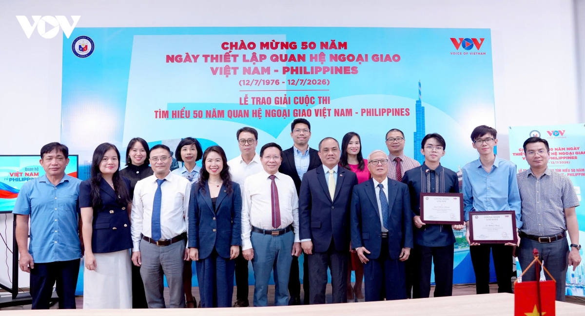 vov-toa-dam-va-trao-giai-cuoc-thi-tim-hieu-van-hoa-viet-nam-philippines-7.jpg