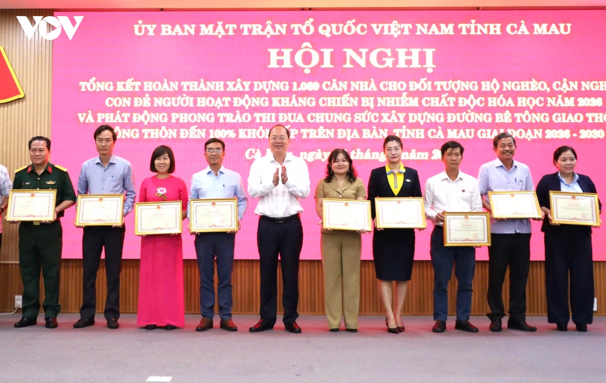 1-ong-nguyen-ho-hai-bi-thu-tinh-uy-ca-mau-trao-bang-khen-cho-cac-tap-the-tieu-bieu-trong-thuc-hien-chuong-trinh.jpg