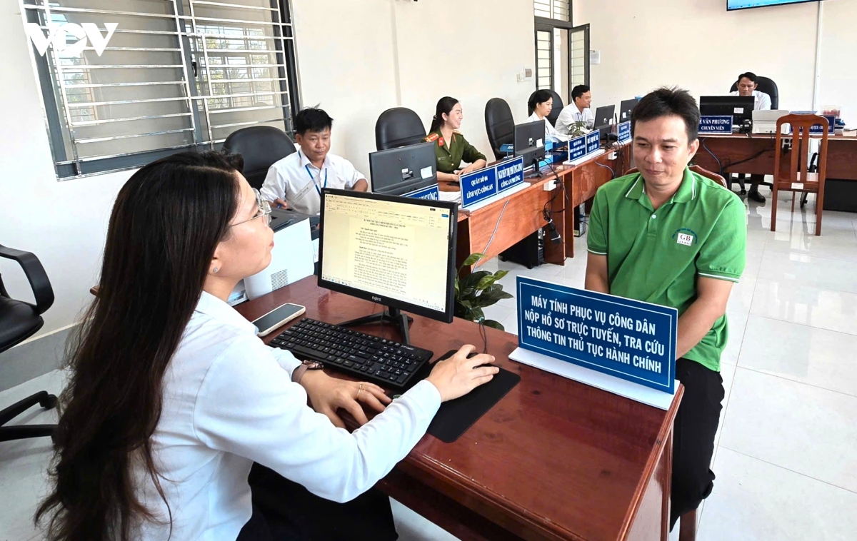 1-tinh-ca-mau-ban-hanh-chinh-sach-dac-thu-ho-tro-nguoi-lam-viec-o-bo-phan-mot-cua-de-nang-cao-chat-luong-phuc-vuj.jpg