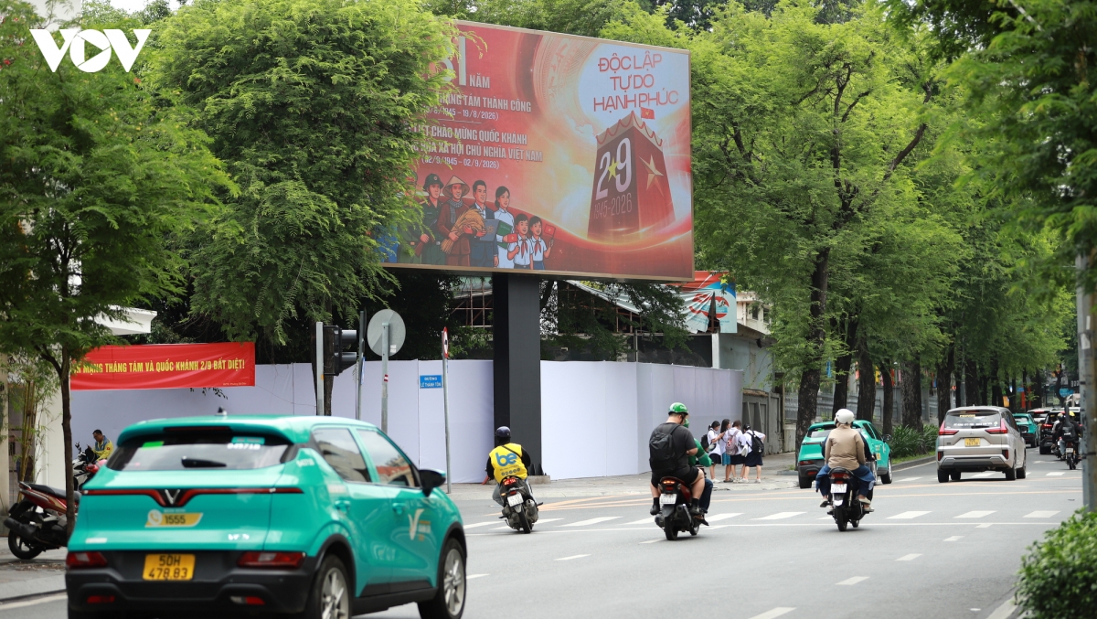 10.-khap-cac-tuyen-pho-trung-tam-trinh-chieu-hinh-anh-ve-quoc-khanh.jpg