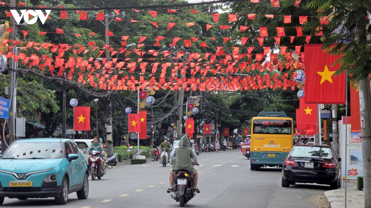 15.-con-duong-ruc-ro-co-hoa.jpg