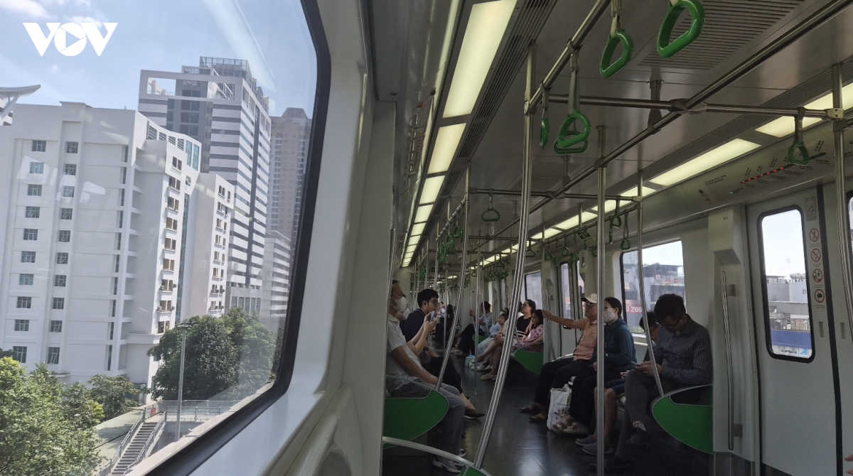 Đi tàu đường sắt trên cao được ngắm nhìn Hà Nội rộng đẹp, khang trang