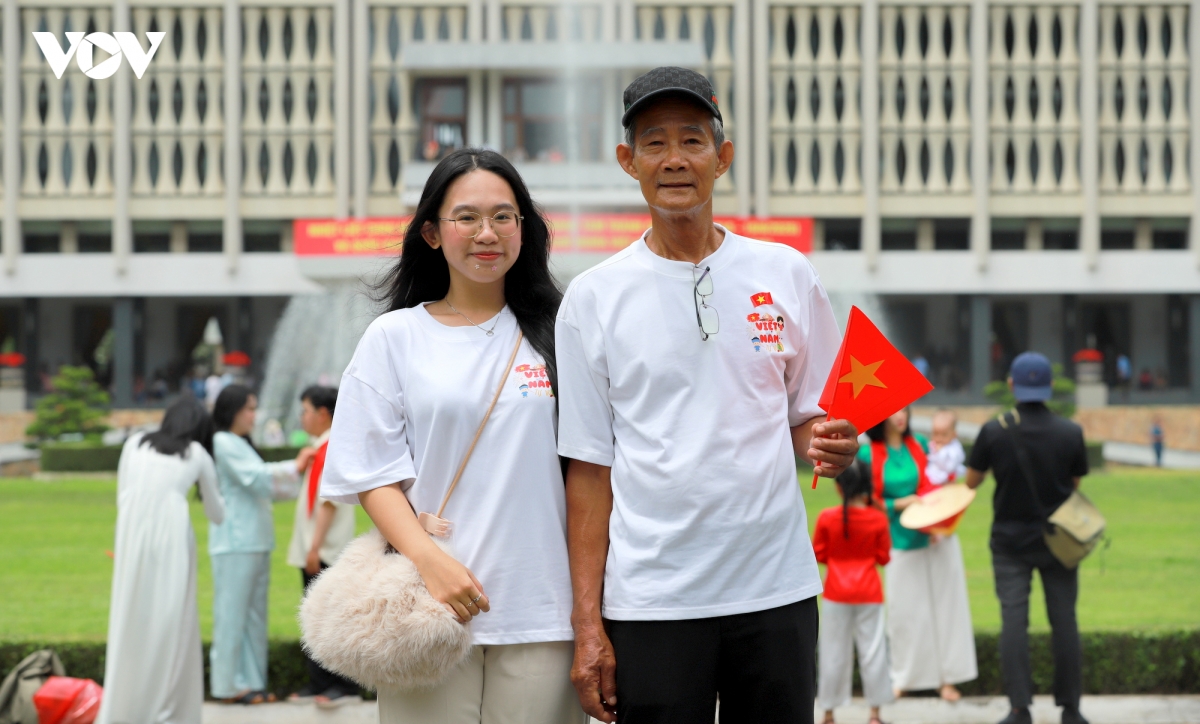 19.-ai-chup-anh-cung-tranh-thu-cam-theo-la-co.jpg