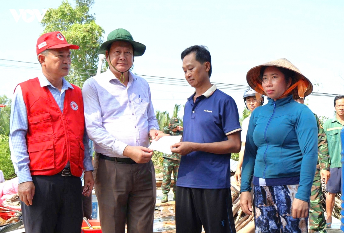 2-co-quan-chuc-nang-tinh-ca-mau-da-den-ho-tro-buoc-dau-cho-nhung-gia-dinh-thiet-hai.jpg