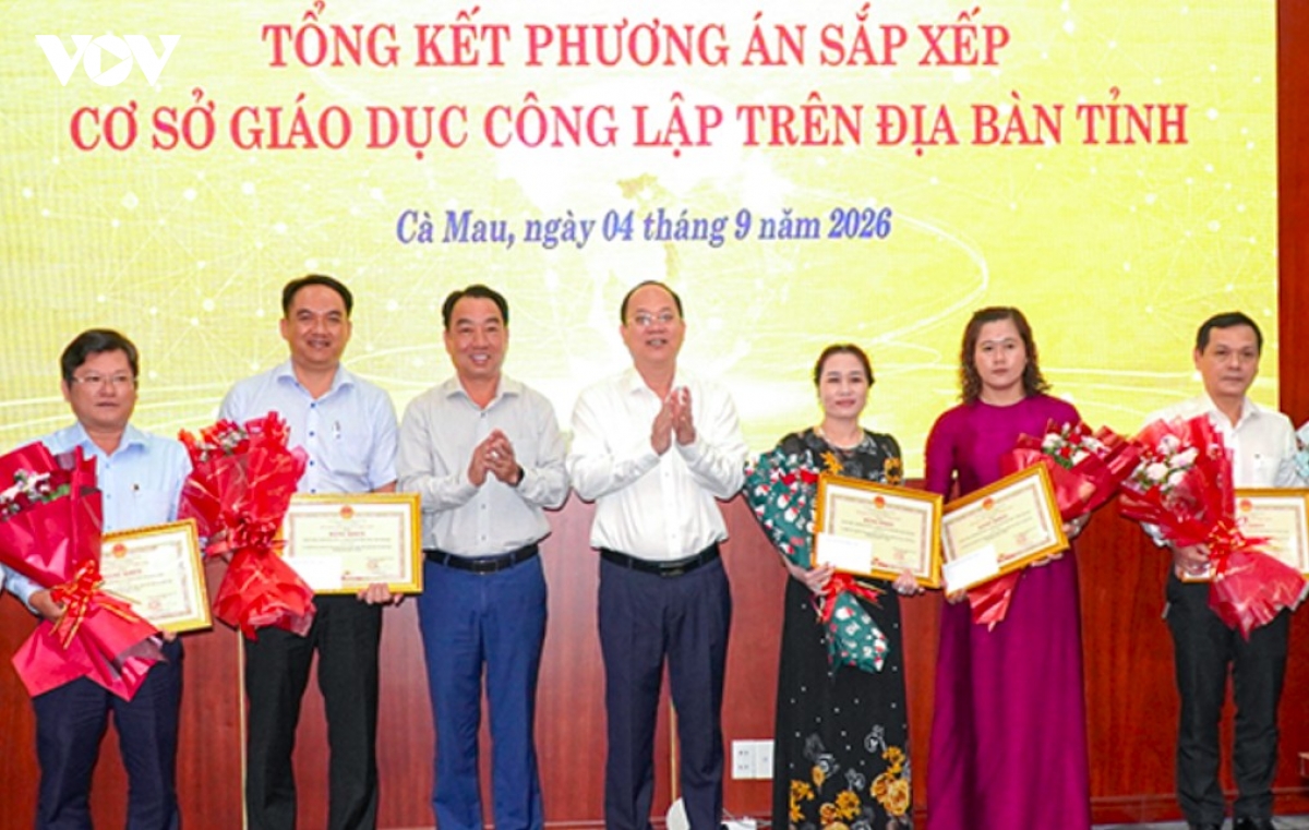 2-lanh-dao-tinh-ca-mau-trao-bang-khen-cho-cac-tap-the-ca-nhan-co-thanh-tich-trong-sap-xep-co-so-giao-duc.jpg