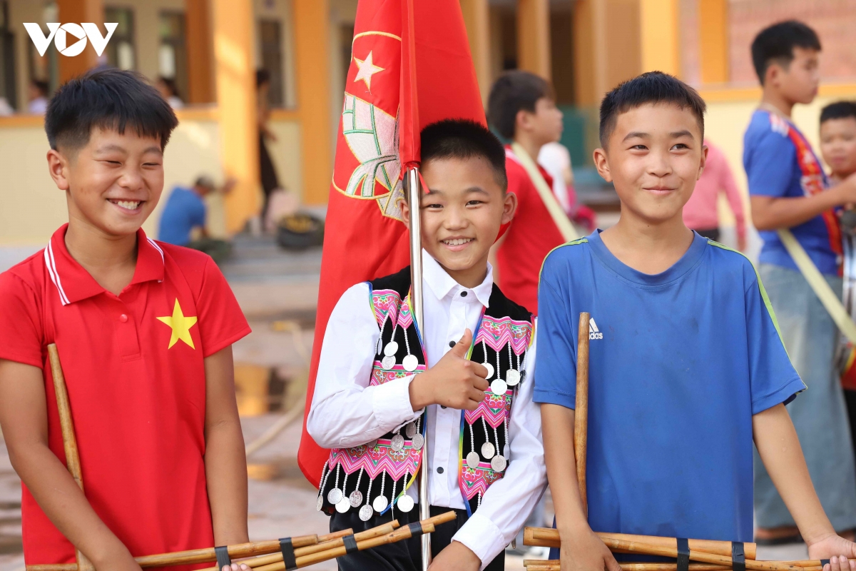 2.-cac-em-hoc-sinh-vung-bien-thich-thu-khi-den-ngoi-truong-moi.jpg