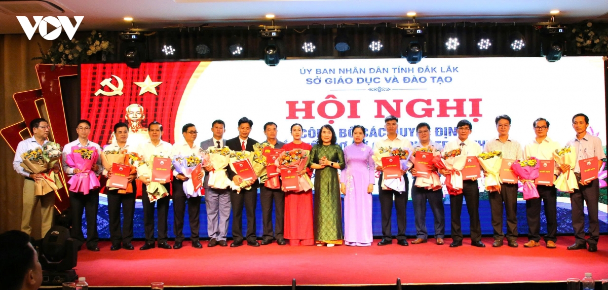 Lãnh đạo Sở Giáo dục và Đào tạo Đắk Lắk trao các quyết định bổ nhiệm cán bộ quản lý tại các đơn vị mới.