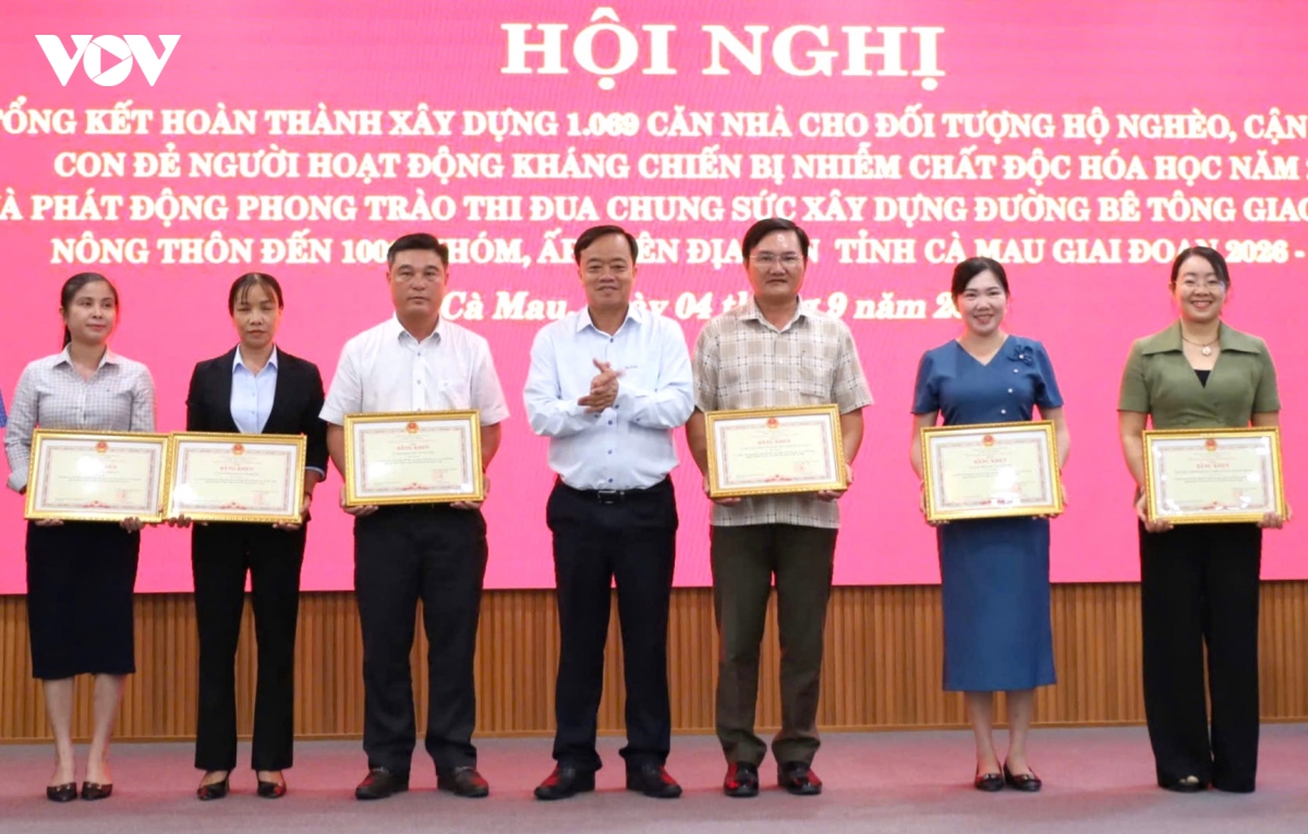 3-ong-viet-pho-bi-thu-tinh-uy-ca-mau-trao-bang-khen-cho-cac-ca-nhan-tieu-bieu.jpg