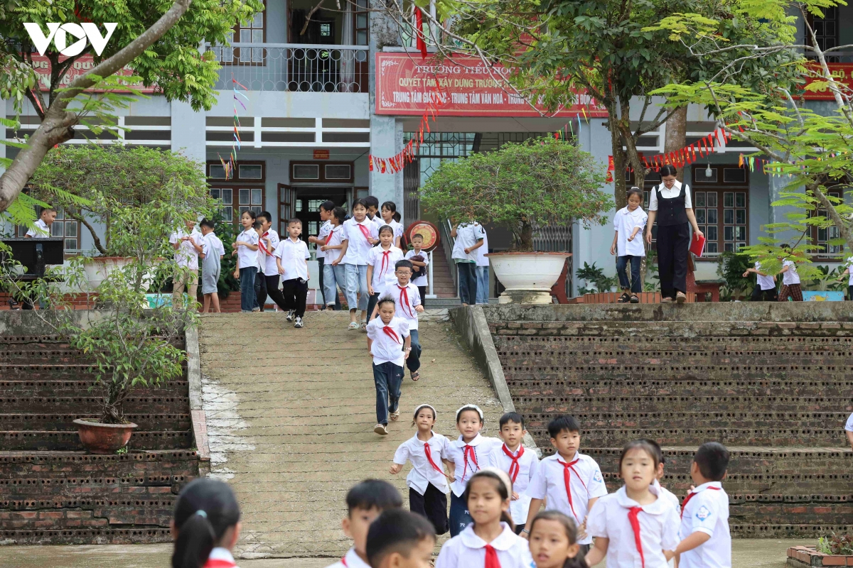 4.-cac-em-hoc-sinh-phan-khoi-cho-toi-luot-kham-suc-khoe-theo-danh-sach.jpg