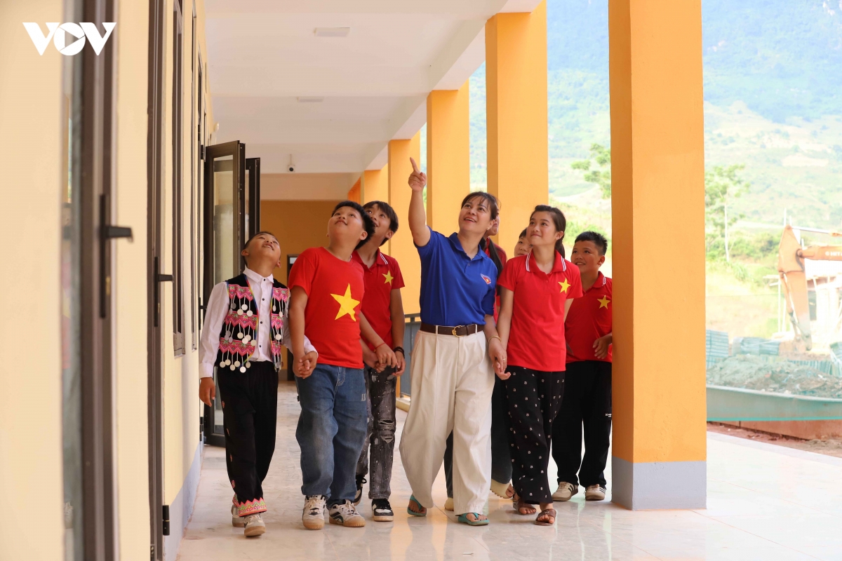 4.-co-tro-nha-truong-cung-kham-pha-ngoi-truong-moi.jpg