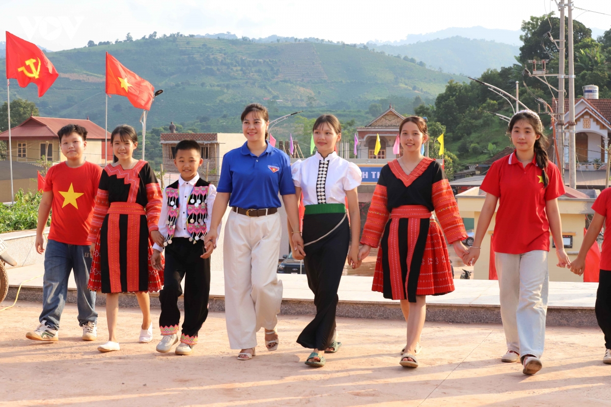 7.-thoi-diem-nay-tap-the-thay-tro-truong-pho-thong-noi-tru-ththcs-chieng-son-da-san-sang-cho-le-khai-giang-nam-hoc-moi.jpg